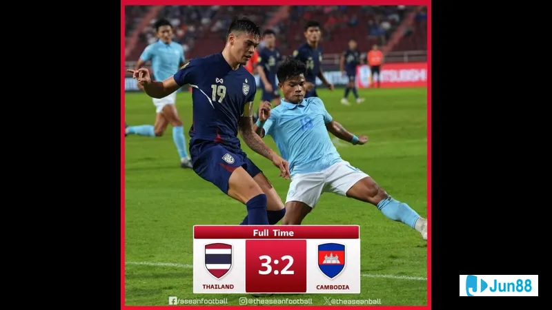 Cầu thủ đội Belarus U17 giữ bóng trước áp lực từ cầu thủ đội Na Uy U17 Cầu thủ đội Belarus U17 giữ bóng trước áp lực từ cầu thủ đội Na Uy U17