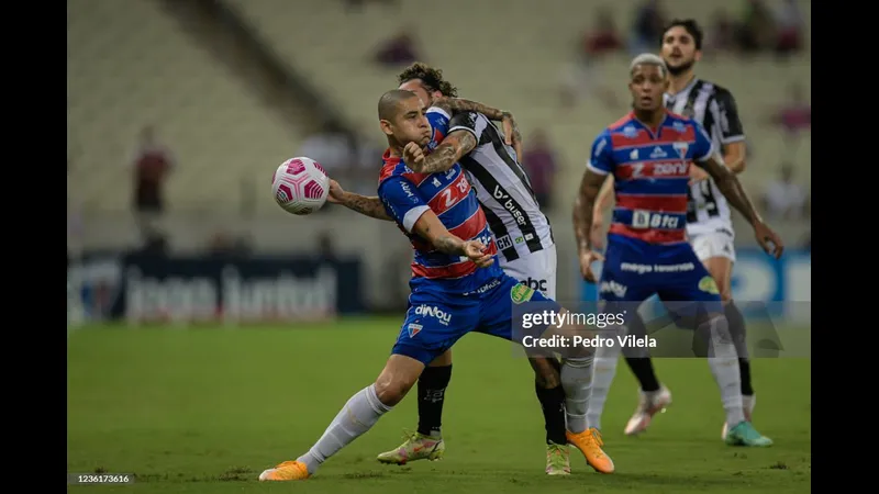 Cầu thủ Atletico cố gắng chặn đường tiến của cầu thủ Fortaleza trong trận đấu sôi động. Cầu thủ Atletico cố gắng chặn đường tiến của cầu thủ Fortaleza trong trận đấu sôi động.