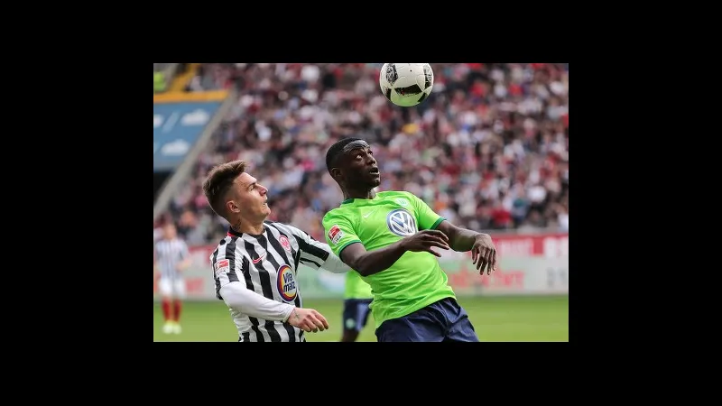 Cầu thủ Frankfurt vượt qua cầu thủ của Wolfsburg trong trận đấu sôi động. Cầu thủ Frankfurt vượt qua cầu thủ của Wolfsburg trong trận đấu sôi động.