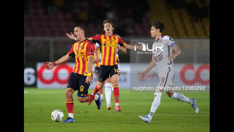 Cầu thủ của đội Lecce đang nỗ lực cố gắng giữ bóng trước sự áp đảo của các cầu thủ Torino Cầu thủ của đội Lecce đang nỗ lực cố gắng giữ bóng trước sự áp đảo của các cầu thủ Torino