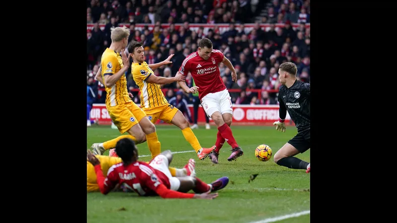 Cầu thủ của Nottingham Forest chạy nhanh với bóng trước áp lực từ cầu thủ của Brighton Cầu thủ của Nottingham Forest chạy nhanh với bóng trước áp lực từ cầu thủ của Brighton