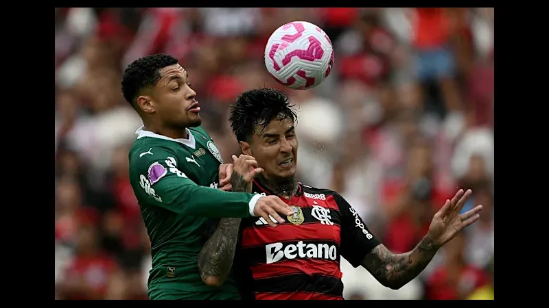Cầu thủ của Palmeiras chống đỡ trước sự áp đảo của cầu thủ Flamengo trong trận đấu sôi động Cầu thủ của Palmeiras chống đỡ trước sự áp đảo của cầu thủ Flamengo trong trận đấu sôi…