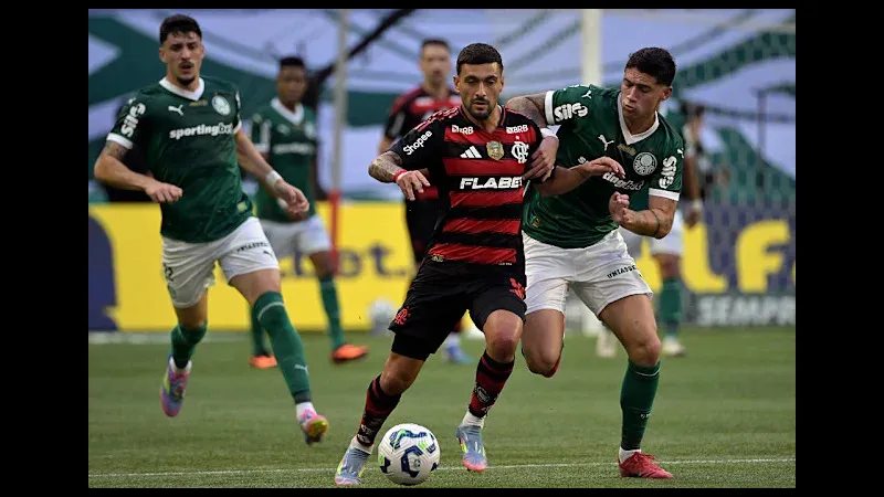 Cầu thủ của Palmeiras đang chống đỡ sức ép từ cầu thủ Flamengo trong trận đấu sôi động. Cầu thủ của Palmeiras đang chống đỡ sức ép từ cầu thủ Flamengo trong trận đấu sôi động.
