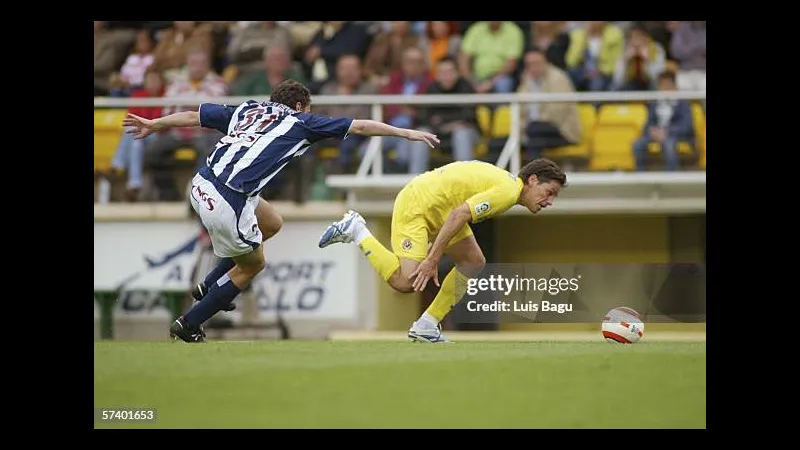 Bức ảnh ghi lại cầu thủ Villarreal dũng mãnh cản phá pha tấn công của Real Sociedad Bức ảnh ghi lại cầu thủ Villarreal dũng mãnh cản phá pha tấn công của Real Sociedad