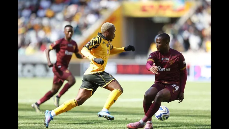 Cầu thủ của Al Ittihad vượt qua cầu thủ của Al Masry để tiến vào vòng cấm đối phương Cầu thủ của Al Ittihad vượt qua cầu thủ của Al Masry để tiến vào vòng cấm đối phương