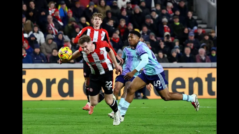 Cầu thủ Arsenal với số áo 10 tạo khoảnh khắc nguy hiểm trước khung thành đội Brentford Cầu thủ Arsenal với số áo 10 tạo khoảnh khắc nguy hiểm trước khung thành đội Brentford