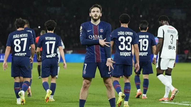 Cầu thủ của Athletic Bilbao và PSG tranh chấp quả bóng trên sân cỏ Cầu thủ của Athletic Bilbao và PSG tranh chấp quả bóng trên sân cỏ