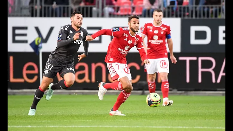 Cầu thủ của đội Monaco vượt qua hàng phòng ngự của đội Brest trong trận đấu Cầu thủ của đội Monaco vượt qua hàng phòng ngự của đội Brest trong trận đấu