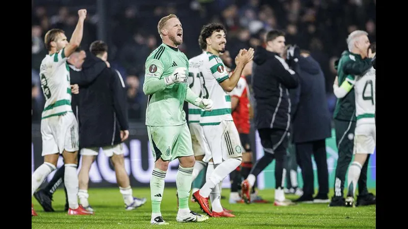 Cầu thủ của Dobrudzha cố gắng ngăn chặn Ludogorets trong trận đấu quyết liệt Cầu thủ của Dobrudzha cố gắng ngăn chặn Ludogorets trong trận đấu quyết liệt