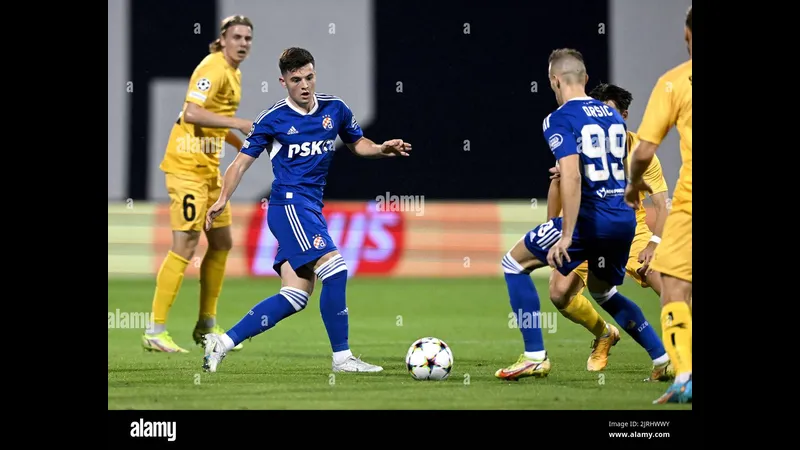 Cầu thủ Dortmund với quả đá phạ tuyệt vời vào góc xa khung thành của Bodo/Glimt Cầu thủ Dortmund với quả đá phạ tuyệt vời vào góc xa khung thành của Bodo/Glimt