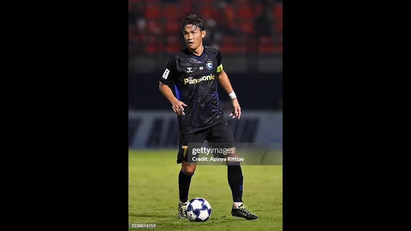 Cầu thủ của Gamba Osaka chạy nhanh với bóng trước sự áp đảo từ cầu thủ của Ratchaburi Cầu thủ của Gamba Osaka chạy nhanh với bóng trước sự áp đảo từ cầu thủ của Ratchaburi