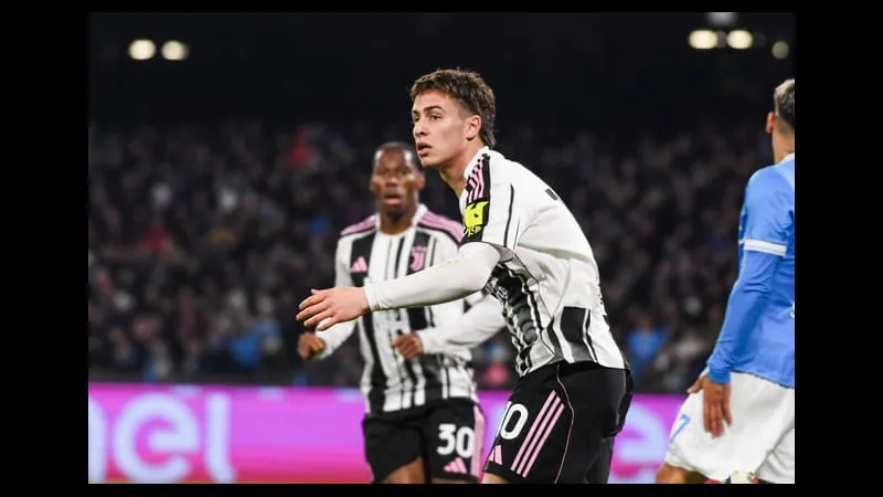 Cầu thủ Juventus với chiếc áo số 10 đang chạy với bóng trước sự áp sát của cầu thủ đối phương từ đội Pafos Cầu thủ Juventus với chiếc áo số 10 đang chạy với bóng trước sự áp sát của cầu thủ đối…