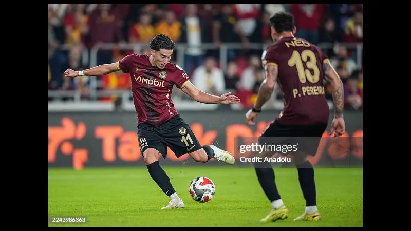 Cầu thủ của Kasimpasa đang nỗ lực giữ bóng trước sự áp đảo của Genclerbirligi Cầu thủ của Kasimpasa đang nỗ lực giữ bóng trước sự áp đảo của Genclerbirligi