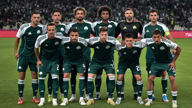 Cầu thủ Panathinaikos thực hiện cú sút mạnh từ ngoài vòng cấm, với sự áp đảo của đội Kavala. Cầu thủ Panathinaikos thực hiện cú sút mạnh từ ngoài vòng cấm, với sự áp đảo của đội…