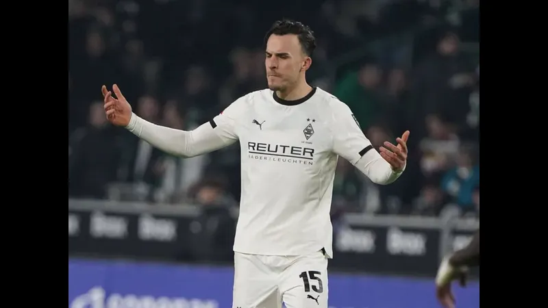 Cầu thủ Monchengladbach vượt qua hậu vệ St. Pauli bằng kỹ thuật cá nhân tinh tế Cầu thủ Monchengladbach vượt qua hậu vệ St. Pauli bằng kỹ thuật cá nhân tinh tế