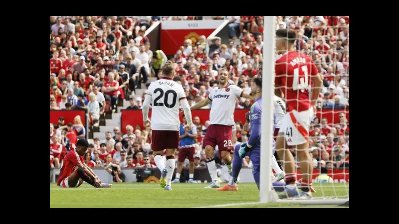 Cầu thủ MU vượt qua hậu vệ của West Ham với tốc độ và kỹ thuật cá nhân xuất sắc Cầu thủ MU vượt qua hậu vệ của West Ham với tốc độ và kỹ thuật cá nhân xuất sắc