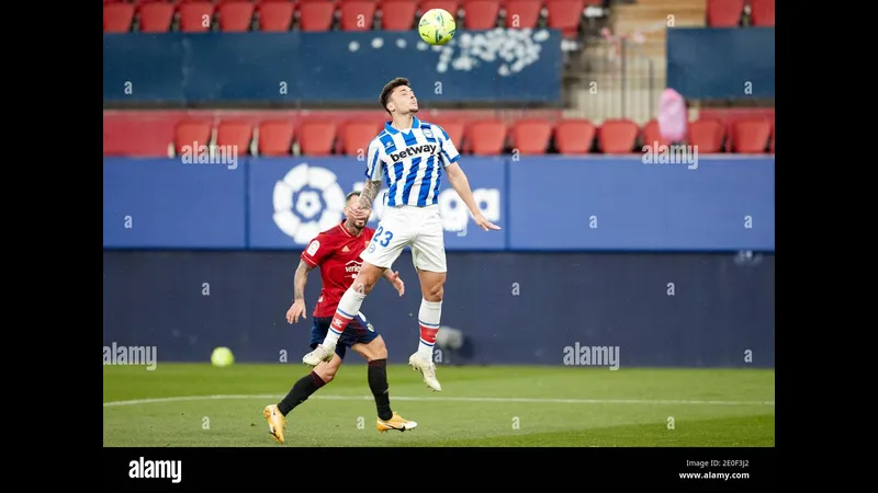 Cầu thủ Osasuna vượt qua hậu vệ Alavés trong trận đấu Cầu thủ Osasuna vượt qua hậu vệ Alavés trong trận đấu
