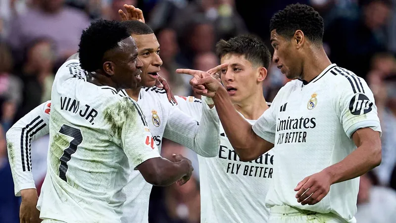 Cầu thủ Real Madrid bứt tốc trước hậu vệ Celta Vigo trong trận đấu Cầu thủ Real Madrid bứt tốc trước hậu vệ Celta Vigo trong trận đấu