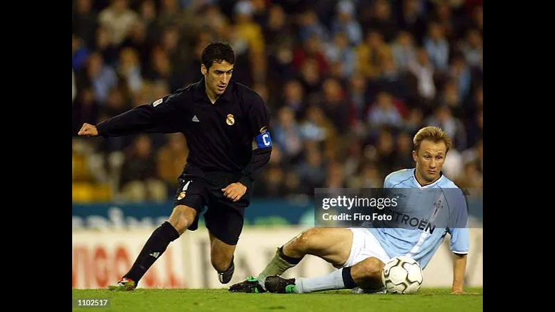 Cầu thủ của Real Madrid dẫn bóng trước sự áp sát của cầu thủ Celta Vigo Cầu thủ của Real Madrid dẫn bóng trước sự áp sát của cầu thủ Celta Vigo
