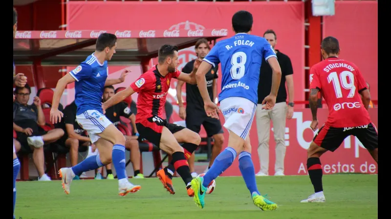 Cầu thủ Real Oviedo vượt qua hậu vệ của đội Mallorca trong trận đấu sôi động. Cầu thủ Real Oviedo vượt qua hậu vệ của đội Mallorca trong trận đấu sôi động.