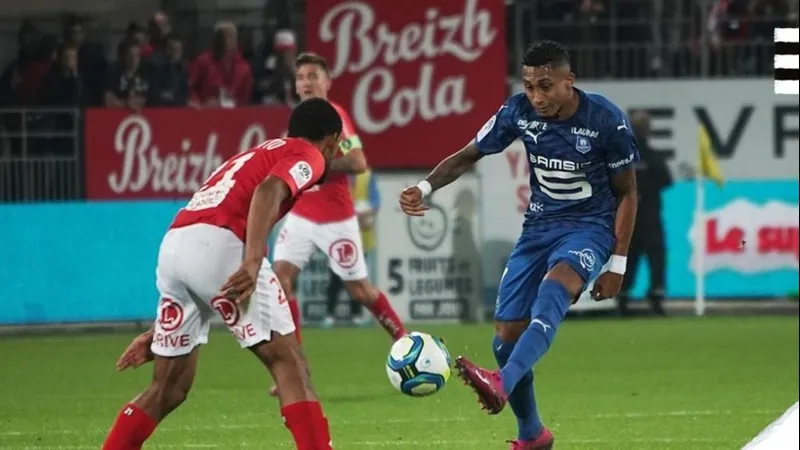 Cầu thủ Rennes với bóng trước hậu vệ đối phương trong trận đấu với Brest Cầu thủ Rennes với bóng trước hậu vệ đối phương trong trận đấu với Brest