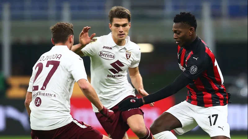 Cầu thủ của Torino dùng kỹ thuật cá nhân để vượt qua cầu thủ AC Milan trên sân cỏ Cầu thủ của Torino dùng kỹ thuật cá nhân để vượt qua cầu thủ AC Milan trên sân cỏ