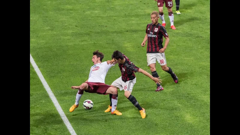 Cầu thủ AC Milan đang vượt qua hậu vệ của Torino trong trận đấu hôm nay. Cầu thủ AC Milan đang vượt qua hậu vệ của Torino trong trận đấu hôm nay.