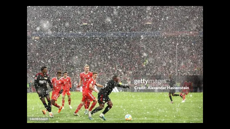 Cầu thủ Bayern Munich chạy nhanh với bóng trước sự áp đảo của đối thủ Union Berlin Cầu thủ Bayern Munich chạy nhanh với bóng trước sự áp đảo của đối thủ Union Berlin