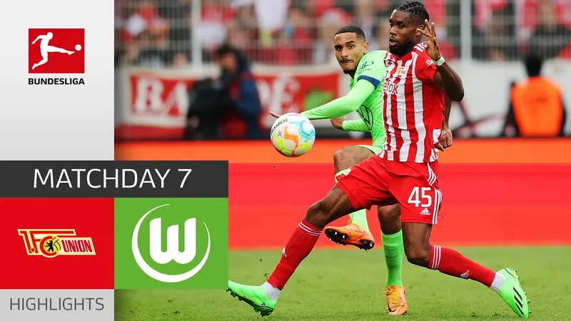 Cầu thủ của Wolfsburg đang chạy nhanh với bóng trước sự đeo bám của cầu thủ Union Berlin Cầu thủ của Wolfsburg đang chạy nhanh với bóng trước sự đeo bám của cầu thủ Union Berlin