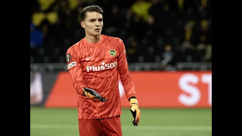 Cầu thủ Young Boys giữ bóng trước sự áp đảo của cầu thủ Lille Cầu thủ Young Boys giữ bóng trước sự áp đảo của cầu thủ Lille
