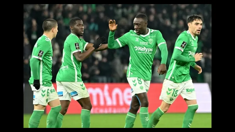 Cầu thủ của Stade de Reims và Saint tạo ra cơ hội ghi bàn trong trận đấu Cầu thủ của Stade de Reims và Saint tạo ra cơ hội ghi bàn trong trận đấu