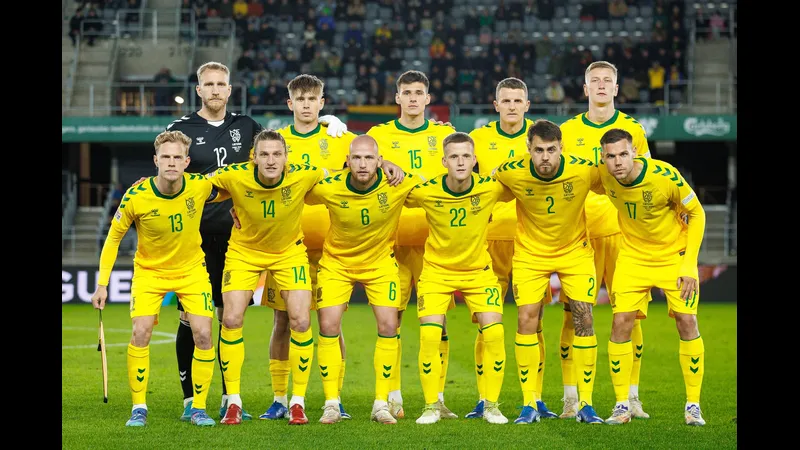 Cầu thủ Lithuania và Georgia tranh chấp trên sân Cầu thủ Lithuania và Georgia tranh chấp trên sân