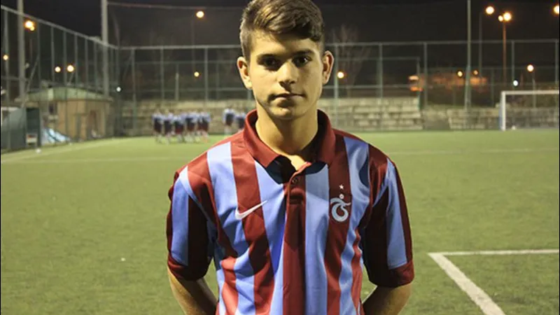 Cầu thủ U19 Thổ Nhĩ Kỳ vượt qua cầu thủ U19 Kosovo trên sân cỏ Cầu thủ U19 Thổ Nhĩ Kỳ vượt qua cầu thủ U19 Kosovo trên sân cỏ