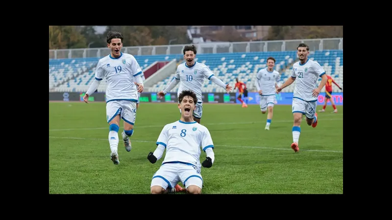 Cầu thủ U19 Kosovo và U19 Thổ Nhĩ Kỳ tranh chấp quả bóng Cầu thủ U19 Kosovo và U19 Thổ Nhĩ Kỳ tranh chấp quả bóng