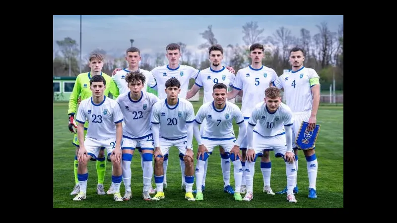 Cầu thủ U19 Kosovo đang tiến vào vòng cấm của U19 Thổ Nhĩ Kỳ Cầu thủ U19 Kosovo đang tiến vào vòng cấm của U19 Thổ Nhĩ Kỳ