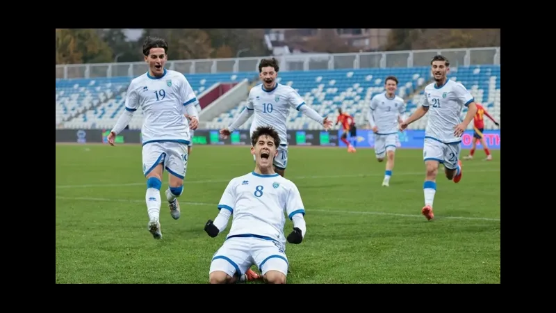 Cầu thủ U19 Kosovo và U19 Thổ Nhĩ Kỳ tranh chấp quả bóng Cầu thủ U19 Kosovo và U19 Thổ Nhĩ Kỳ tranh chấp quả bóng